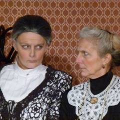 2011 Arsen und Spitzenhäubchen
