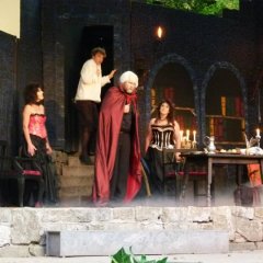 Dracula 2011285035_10150294845960769_786145768_7755223_6841326_n